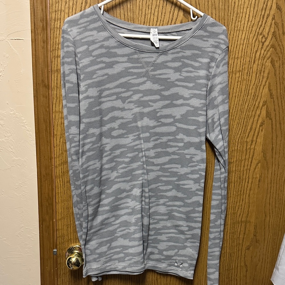 4 for $10 item Under Armour LG Gray camouflage thermal Top
